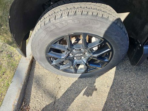 Used 2024 Chevrolet Colorado Z71 w/ LPO, Dark Essentials Package image 2