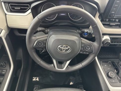Used 2021 Toyota RAV4 XLE w/ XLE Grade Weather Package AWD/4WD image 23