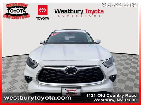 Used 2023 Toyota Highlander XLE image 3