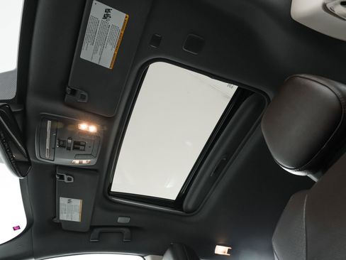 Used 2021 Toyota Sienna Limited image 39