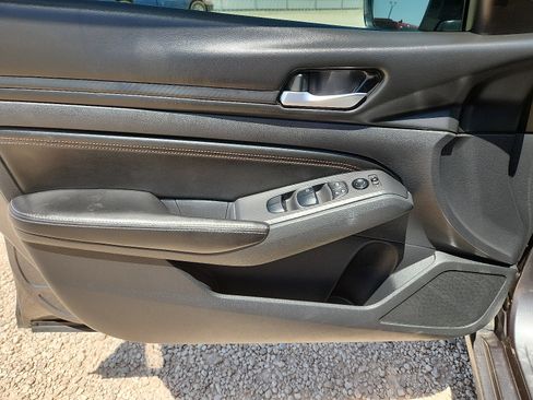 Used 2022 Nissan Altima 2.5 SR FWD image 12