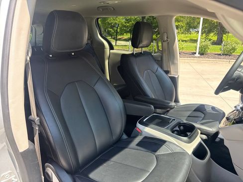 Used 2024 Chrysler Pacifica Touring-L FWD image 35