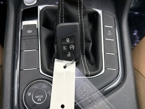 Used 2023 Volkswagen Tiguan SE AWD/4WD image 24
