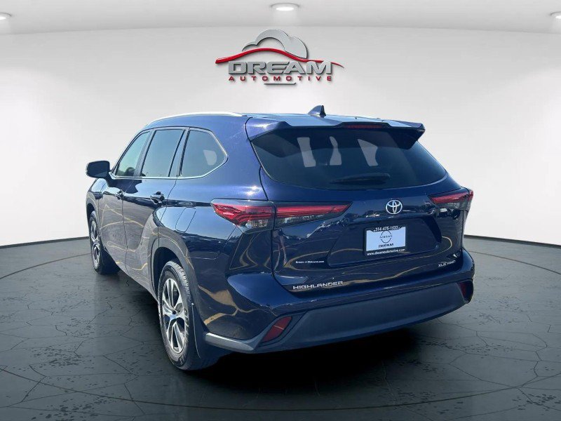 Used 2023 Toyota Highlander XLE AWD/4WD image 4