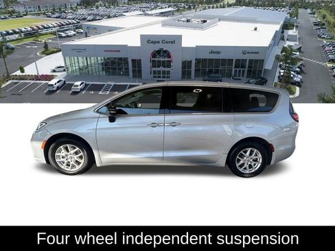 Used 2024 Chrysler Pacifica Touring-L image 9