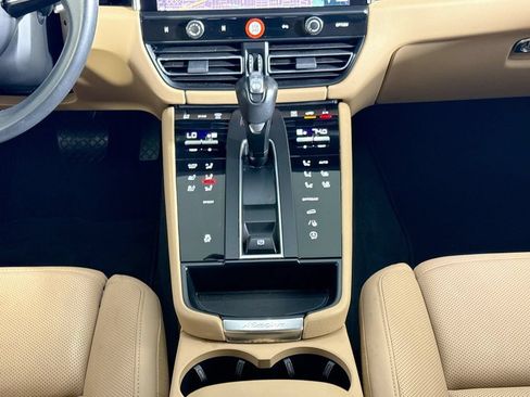 Certified 2024 Porsche Macan AWD/4WD image 16