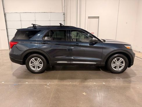 Used 2022 Ford Explorer XLT image 4