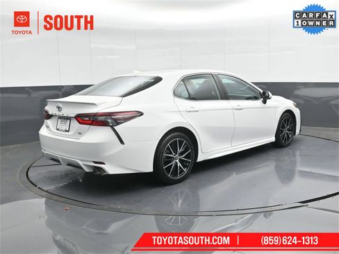 Used 2024 Toyota Camry SE image 3