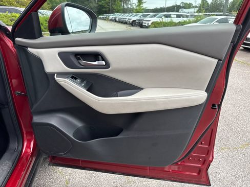 Used 2025 Nissan Rogue SV FWD image 14
