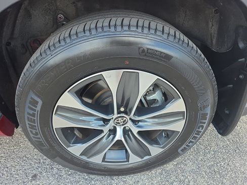 Certified 2025 Toyota Highlander XLE AWD/4WD image 8