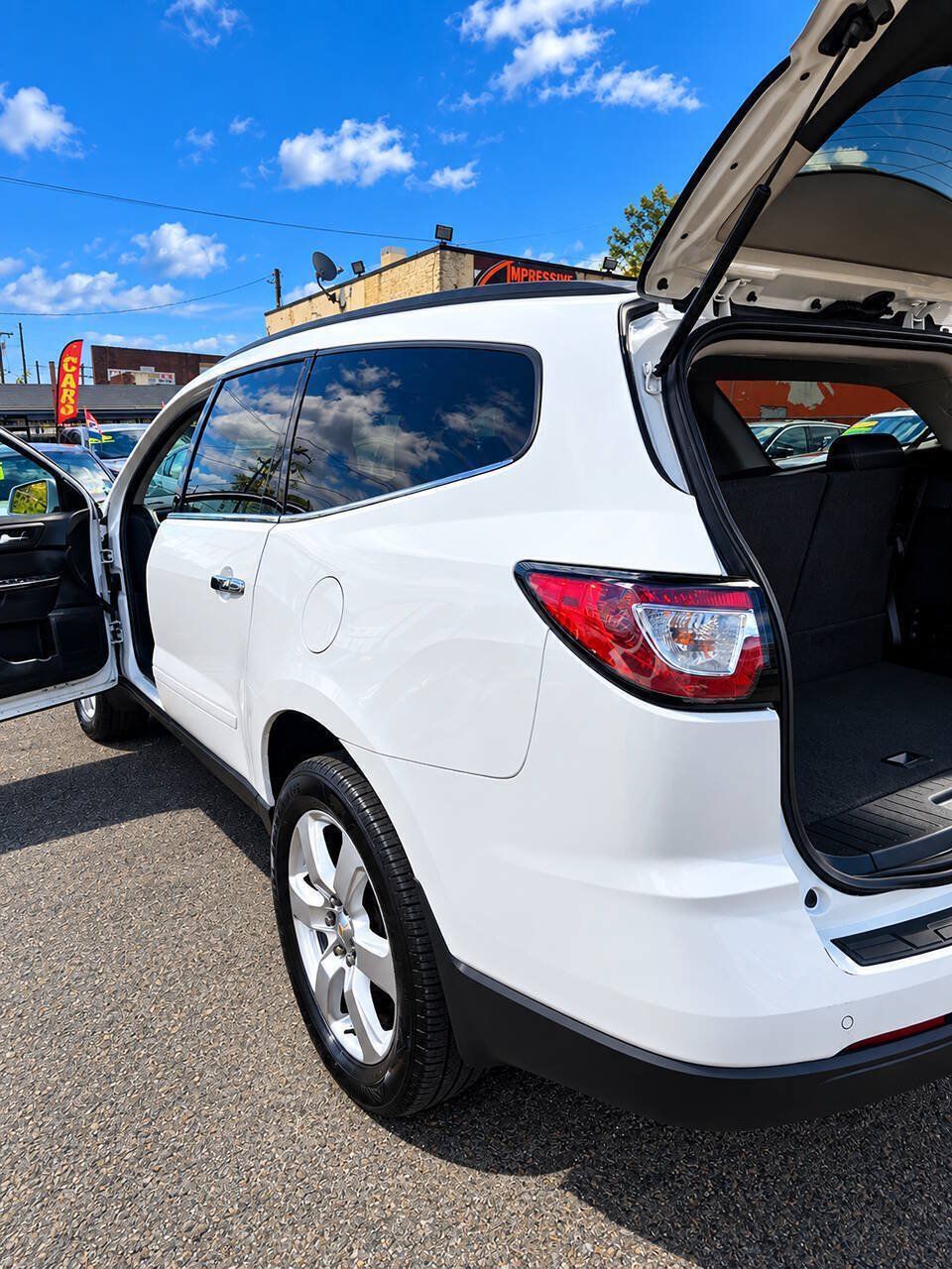 Used 2017 Chevrolet Traverse LT w/ Style and Technology Package AWD/4WD image 5