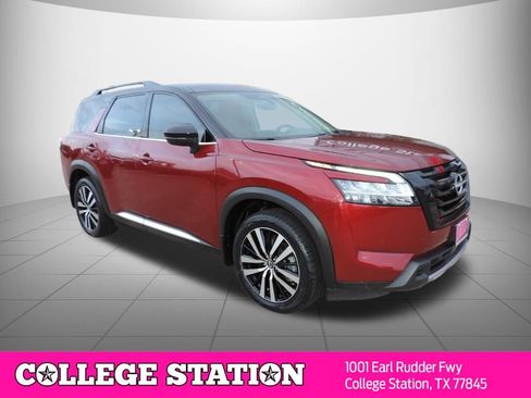 Used 2023 Nissan Pathfinder Platinum w/ Black Appearance Package FWD image 3