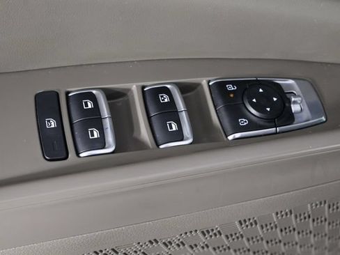 Used 2025 Kia Carnival FWD image 22