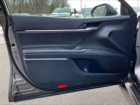 Used 2024 Toyota Camry SE image 9