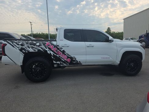 Used 2025 Toyota Tacoma SR5 AWD/4WD image 4