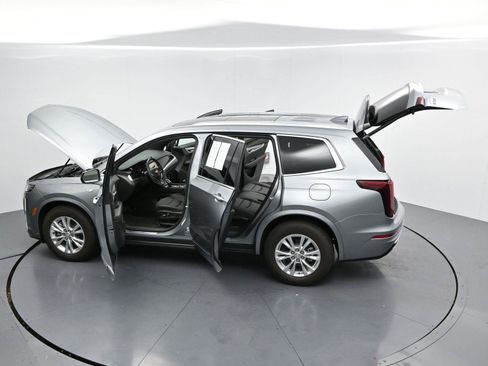 Certified 2025 Cadillac XT6 Luxury FWD image 38