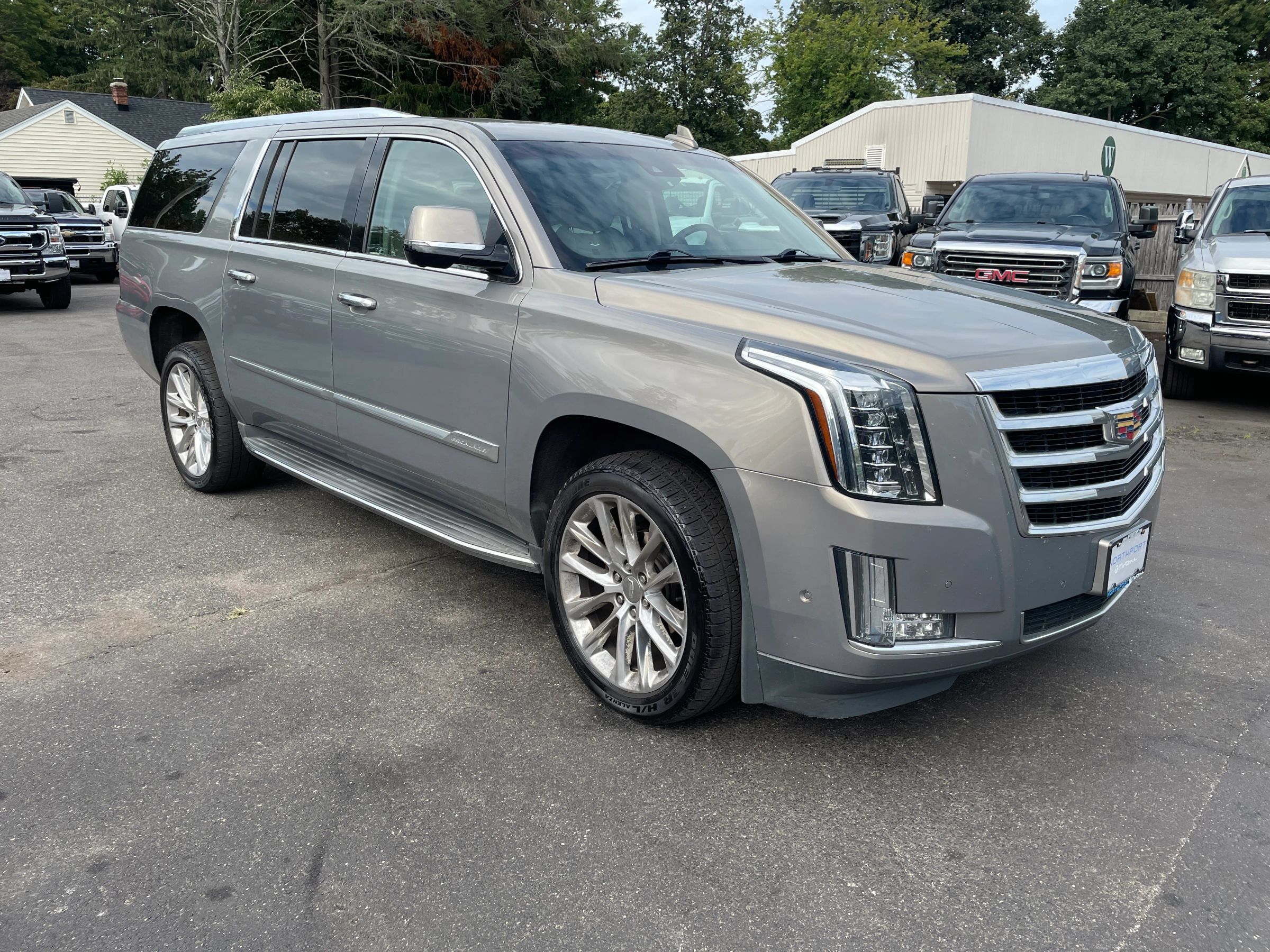 Used 2018 Cadillac Escalade ESV Luxury AWD/4WD image 6