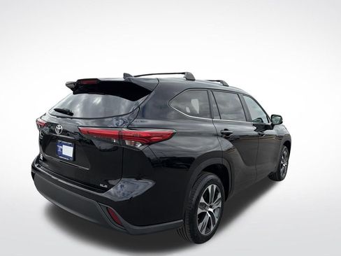 Used 2023 Toyota Highlander XLE image 11