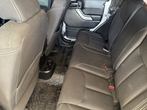 Used 2015 Jeep Wrangler Unlimited Rubicon w/ Connectivity Group AWD/4WD image 4