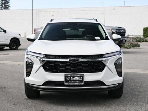 Used 2026 Chevrolet Trax LT w/ LPO, Blackout Package FWD image 2