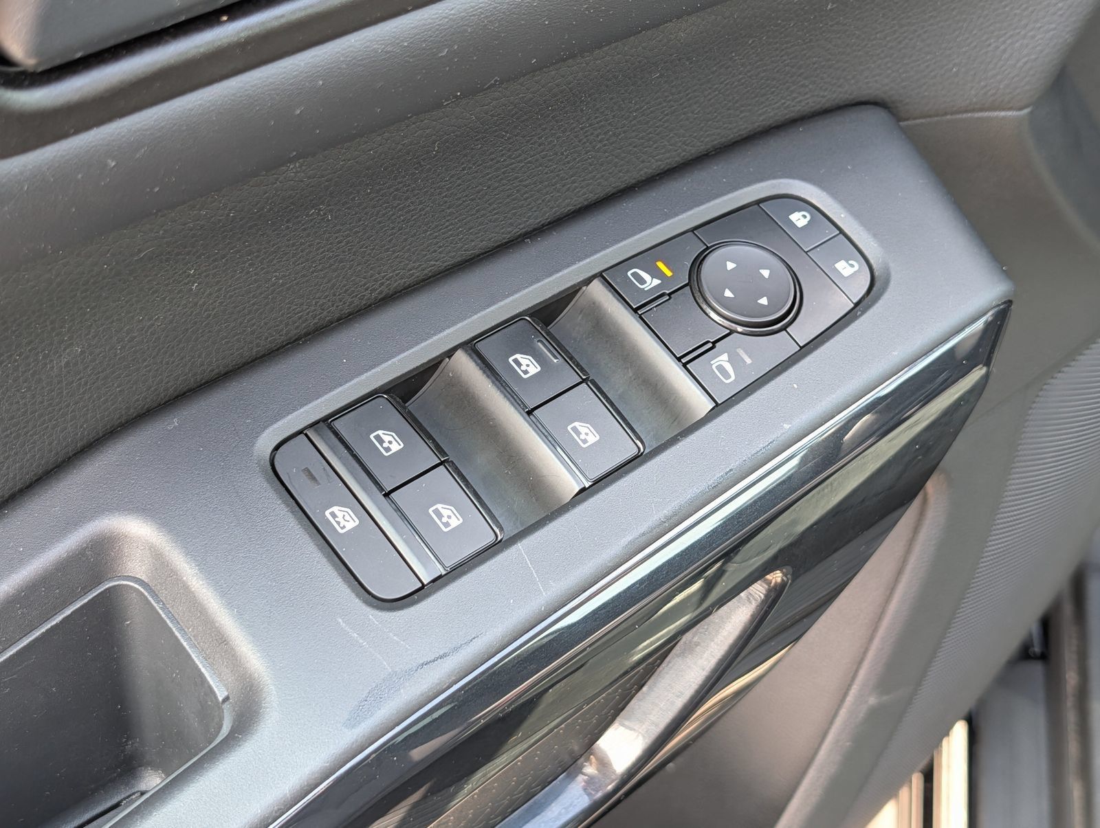 Used 2023 Nissan Pathfinder SV w/ Black Appearance Package AWD/4WD image 18