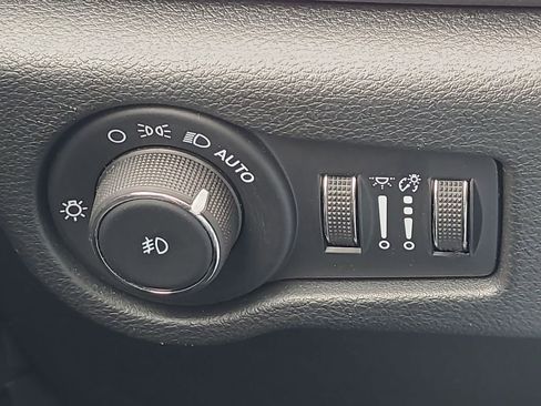 Used 2025 Chrysler Pacifica Select FWD image 18