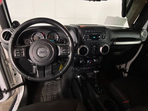 Used 2014 Jeep Wrangler Unlimited Rubicon w/ Connectivity Group image 8
