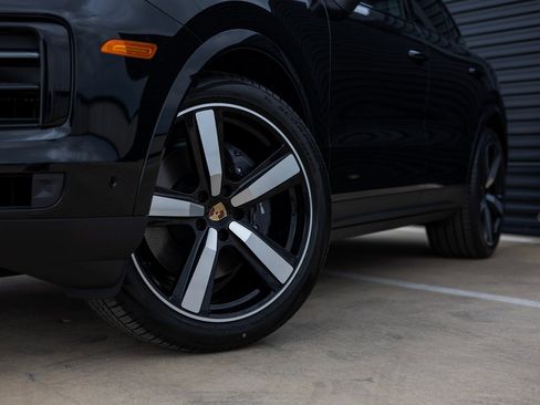 Certified 2025 Porsche Cayenne Coupe image 11