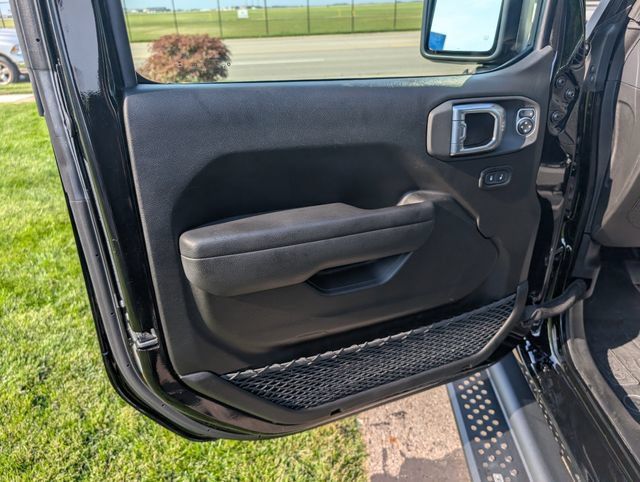 Used 2024 Jeep Wrangler Rubicon w/ Technology Group AWD/4WD image 13