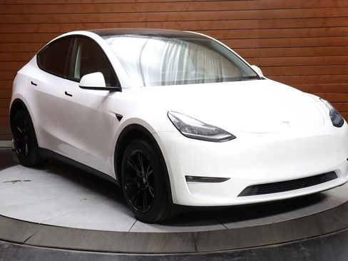 Used 2020 Tesla Model Y Long Range image 15