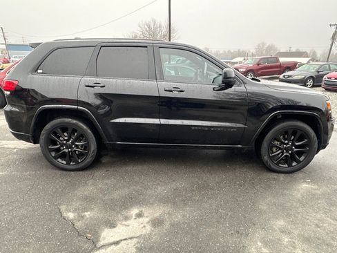 Used 2017 Jeep Grand Cherokee Altitude image 6