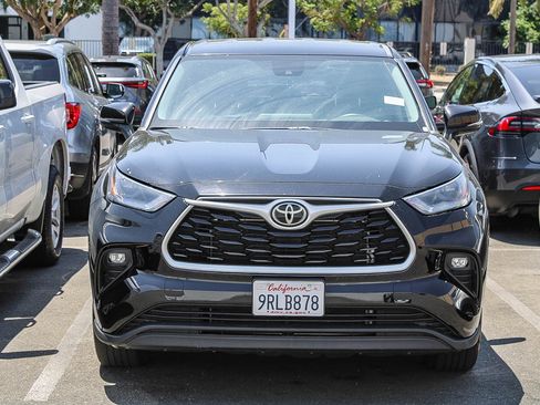 Used 2023 Toyota Highlander LE FWD image 2