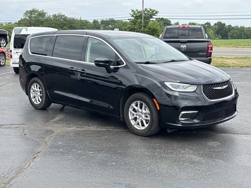 Used 2024 Chrysler Pacifica Touring-L FWD image 2