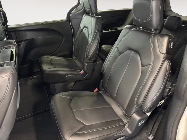 New 2026 Chrysler Pacifica Select AWD/4WD image 13