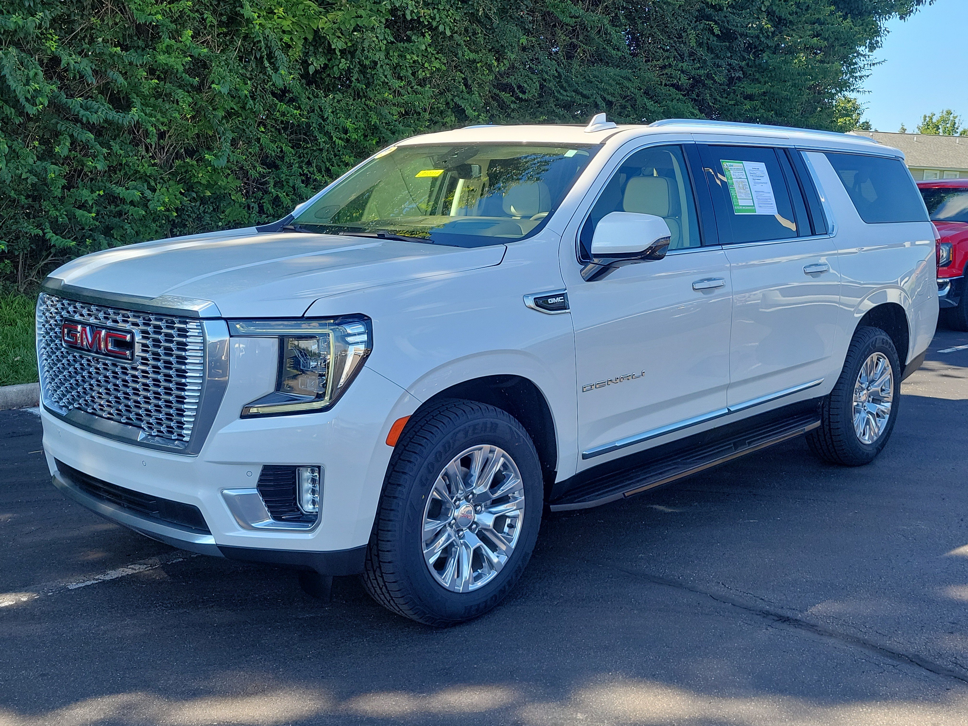 Used 2022 GMC Yukon XL Denali AWD/4WD image 2