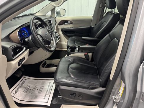 Used 2018 Chrysler Pacifica Touring-L FWD image 8