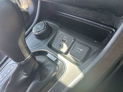 Used 2019 Jeep Cherokee Limited w/ Luxury Group AWD/4WD image 46