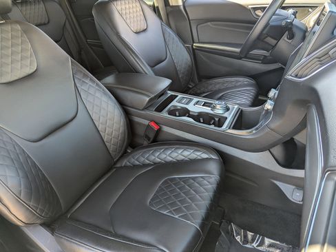 Used 2023 Ford Edge Titanium image 9