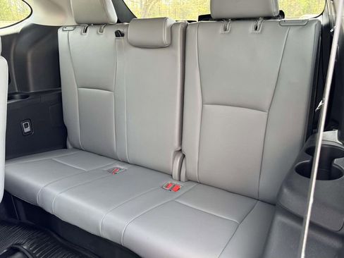 Used 2023 Toyota Highlander XLE FWD image 17