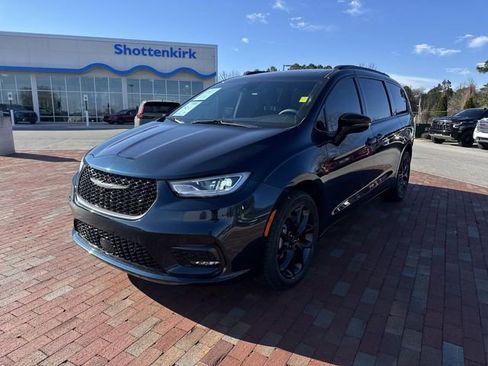 Used 2023 Chrysler Pacifica Limited w/ S Appearance Package AWD/4WD image 1