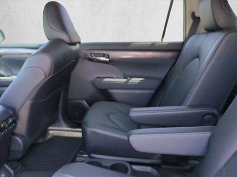 New 2026 Toyota Highlander Platinum AWD/4WD image 15