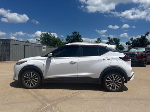 Certified 2021 Nissan Kicks SV FWD image 2