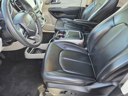 Used 2023 Chrysler Pacifica Touring-L image 12