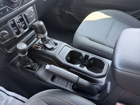 Used 2024 Jeep Wrangler Unlimited w/ Convenience Group AWD/4WD image 21