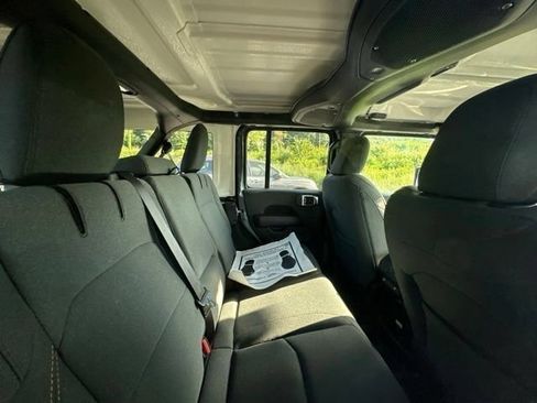 Used 2025 Jeep Wrangler Unlimited Sahara AWD/4WD image 17
