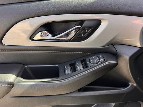 Used 2021 Chevrolet Traverse LT image 13