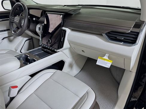 Certified 2025 GMC Acadia Denali w/ Super Cruise Package image 29