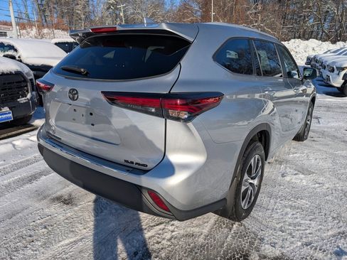 Certified 2024 Toyota Highlander XLE image 7