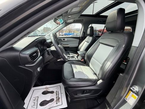 Certified 2022 Ford Explorer XLT w/ Equipment Group 202A image 14