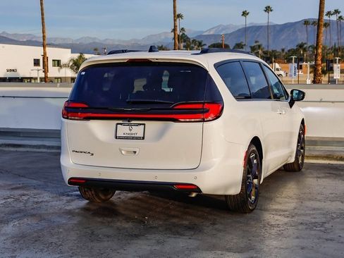 New 2026 Chrysler Pacifica Select w/ S Appearance Package image 9